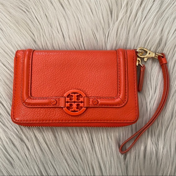 Tory Burch Handbags - TORY BURCH Amanda Smartphone Wristlet